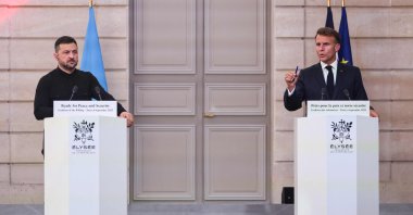 Ukraine&#039;s President Volodymyr Zelenskyy (L) and France&#039;s President Emmanuel Macron (R) speak during a press conference following the Coalition of the Willing Summit at the Elysee Palace, Paris, France, Sept. 4, 2025. (AFP Photo)