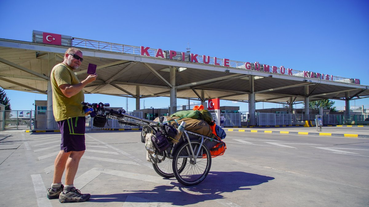 British traveler walks to complete the Türkiye leg of his 26-year journey before leaving through the Kapıkule Border Gate, Edirne, Türkiye, Sept. 1, 2025. (AA Photo)
