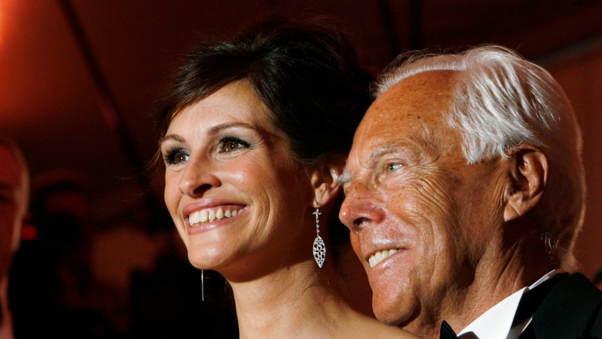 Actress Julia Roberts, dressed in Giorgio Armani, and fashion designer Giorgio Armani pose as they arrive for the Metropolitan Museum of Art Costume Institute Gala, &quot;Superheroes: Fashion and Fantasy,&quot; New York, U.S., May 5, 2008. (Reuters Photo)