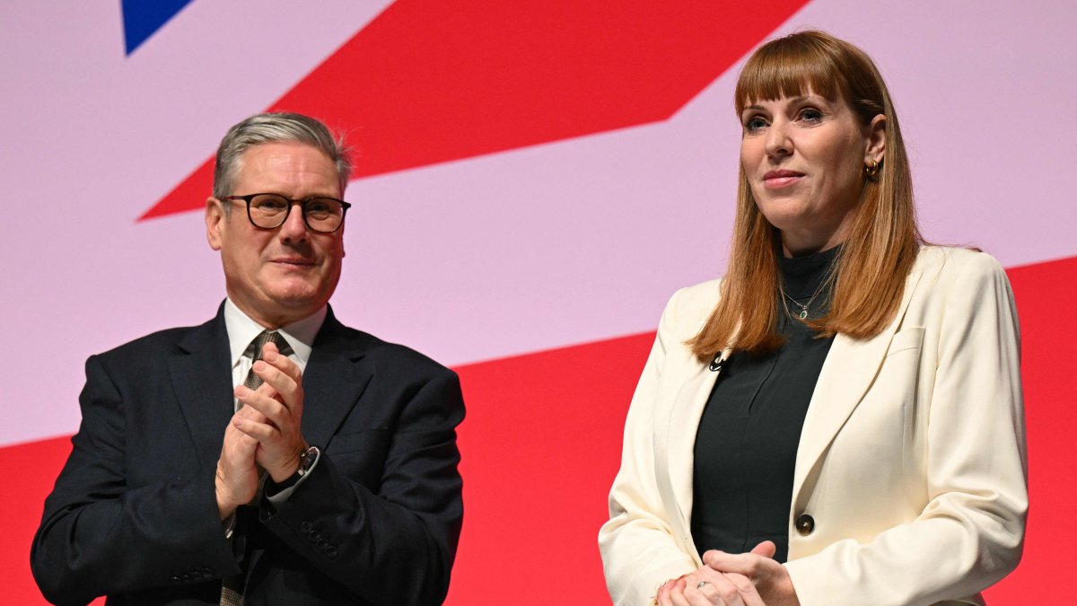 Britain&#039;s Prime Minister Keir Starmer applauds Deputy Prime Minister, and Secretary of State for Housing, Communities and Local Government Angela Rayner (R) on stage on the first full day of the annual Labour Party conference in Liverpool, north-west England, Sept. 22, 2024. (AFP Photo)