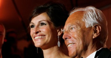 Actress Julia Roberts, dressed in Giorgio Armani, and fashion designer Giorgio Armani pose as they arrive for the Metropolitan Museum of Art Costume Institute Gala, &quot;Superheroes: Fashion and Fantasy,&quot; New York, U.S., May 5, 2008. (Reuters Photo)