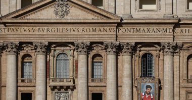 Workers install a tapestry on the facade of St. Peter&#039;s Basilica at the Vatican depicting an image of Carlo Acutis, as seen from Rome, Italy, Sept. 4, 2025. (Reuters Photo)