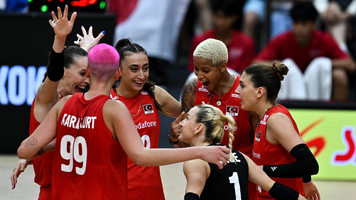 Türkiye’s women’s national volleyball team celebrates a play during their semifinal match against Japan at the 2025 FIVB Women’s World Championship at Huamark Indoor Stadium, in Bangkok, Thailand, Sept. 6, 2025. (AA Photo)