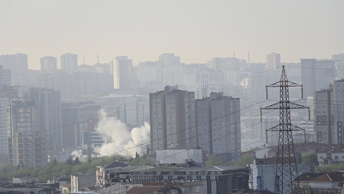 The urban skyline shrouded in smog, highlighting air pollution in Istanbul, Türkiye, April 4, 2025. (Shutterstock Photo)