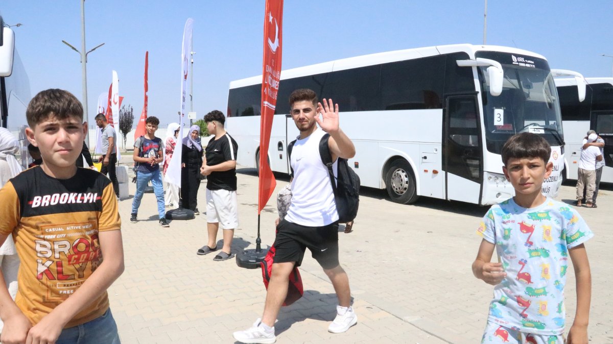 Young Syrians prepare to board buses to Cilvegözü border crossing from Adana, southern Türkiye, Aug. 28, 2025. (AA Photo)