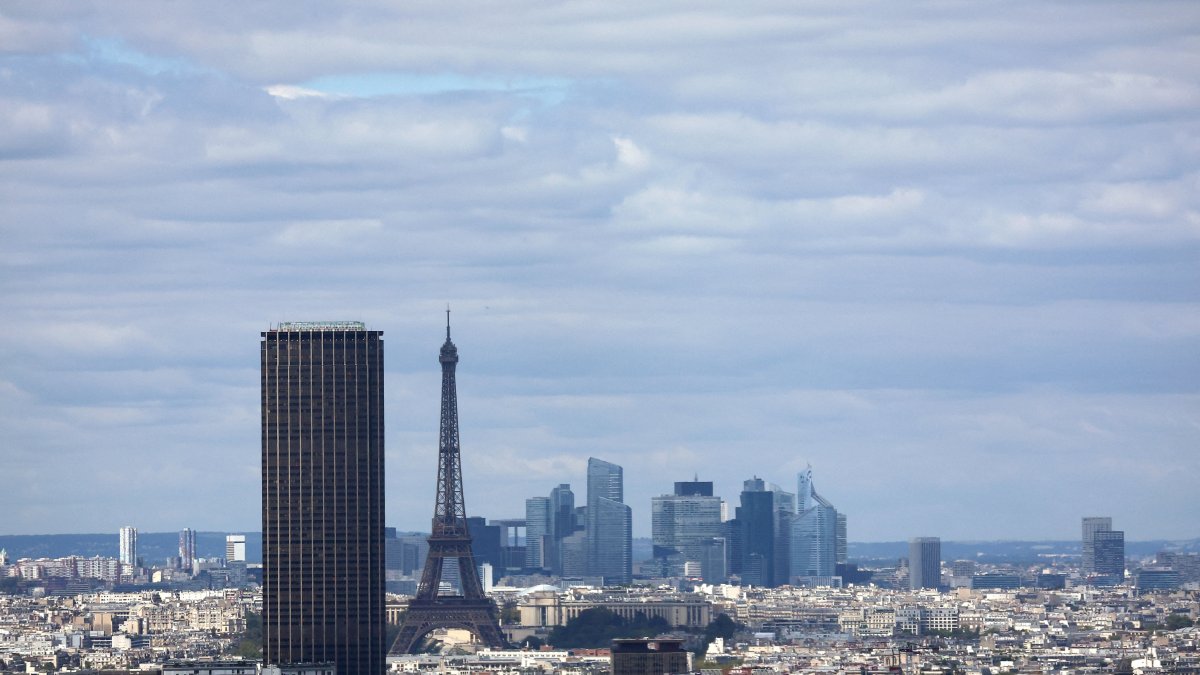 Economists concerned as debt woes risk ending French govt