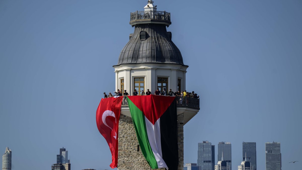 People unfurl Turkish and Palestinian flags in solidarity with Gaza at the Maiden&#039;s Tower, Istanbul, Türkiye, Aug. 23, 2025. (AA Photo)