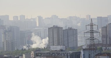 The urban skyline shrouded in smog, highlighting air pollution in Istanbul, Türkiye, April 4, 2025. (Shutterstock Photo)