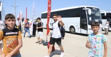 Young Syrians prepare to board buses to Cilvegözü border crossing from Adana, southern Türkiye, Aug. 28, 2025. (AA Photo)
