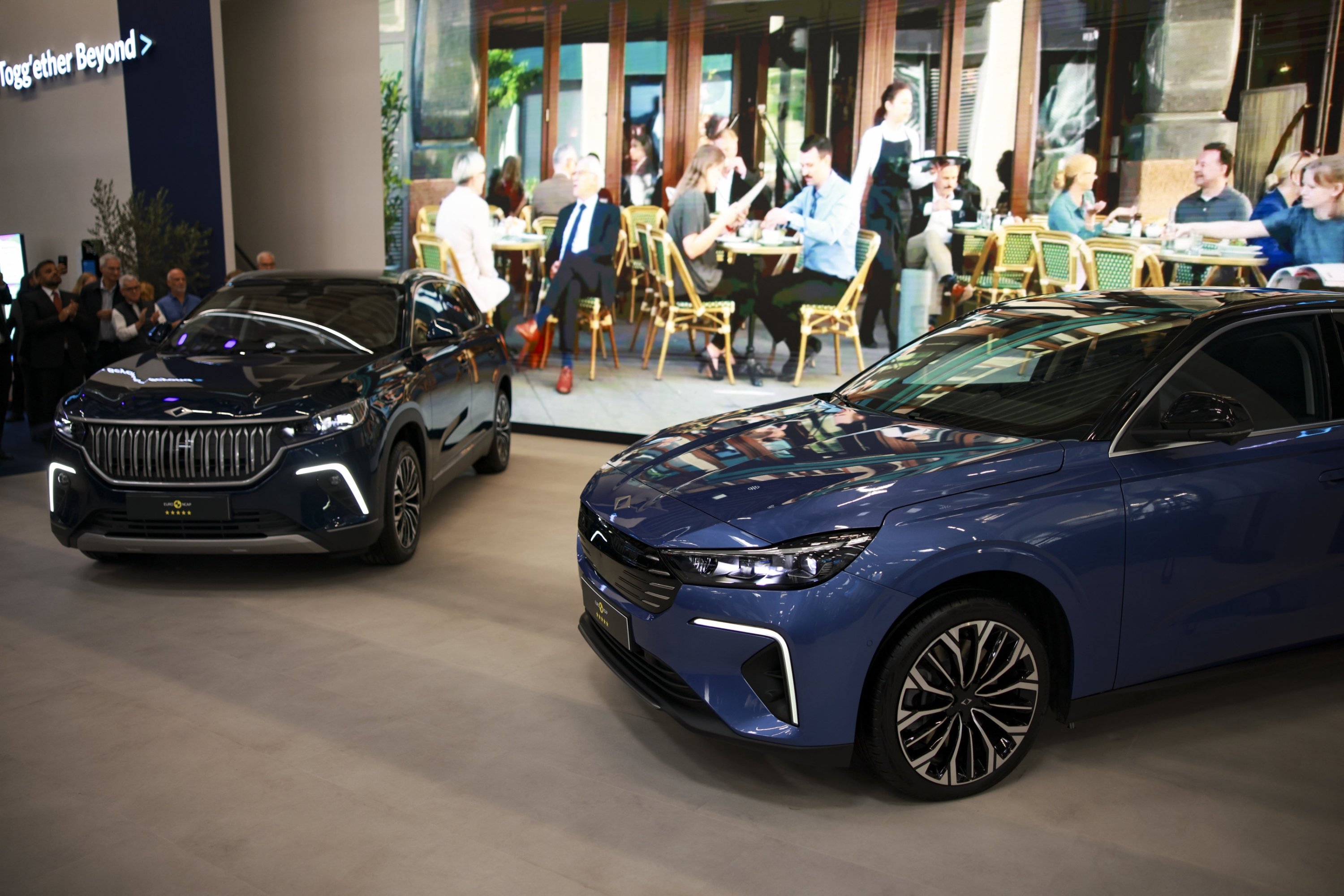 El SUV eléctrico T10X de TOGG (L) y el sedán T10F recién presentado se ven durante una conferencia de prensa en el IAA Mobility Auto Show, Munich, Alemania, 8 de septiembre de 2025. (Foto de la EPA)
