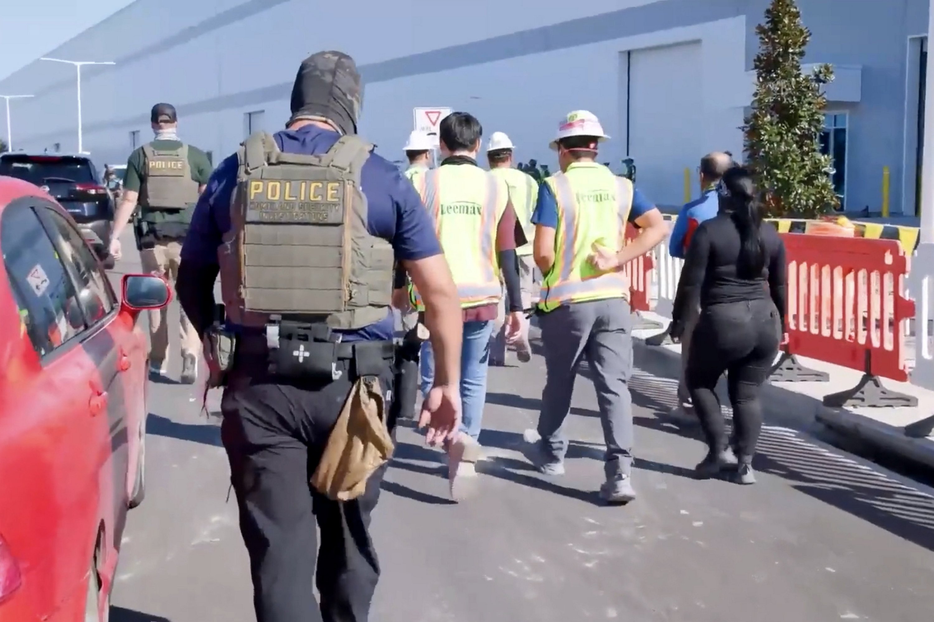 Un marco fijo de un video muestra una redada de inmigración en la planta de vehículos eléctricos de Hyundai Motor Group, Ellabell, Georgia, EE. UU., 4 de septiembre de 2025.