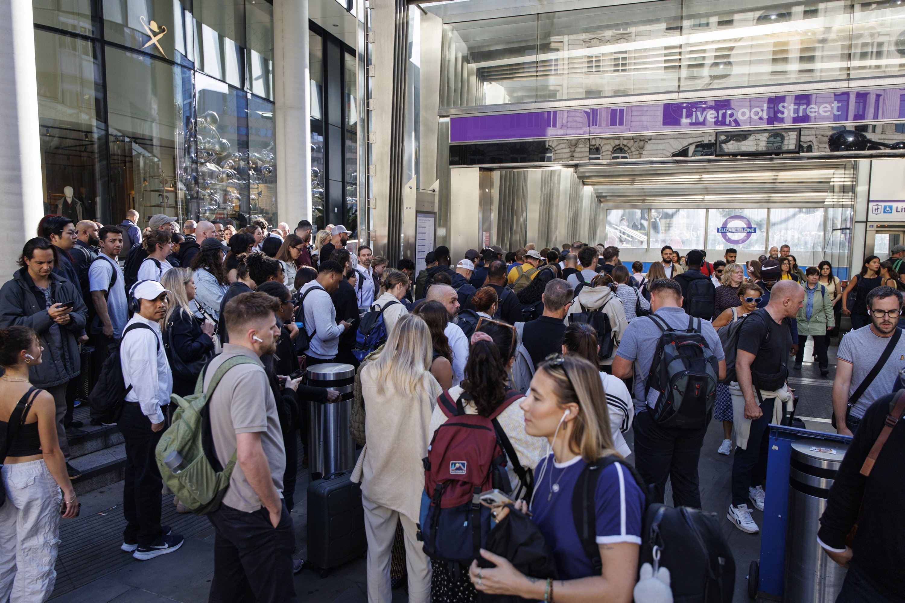 La cola de los viajeros fuera de la estación de Liverpool Street para viajar en la línea Elizabeth debido a una huelga de tubo que ha cerrado casi todos los servicios de Londres Underground, Londres, Gran Bretaña, el 8 de septiembre de 2025. (Foto de la EPA)