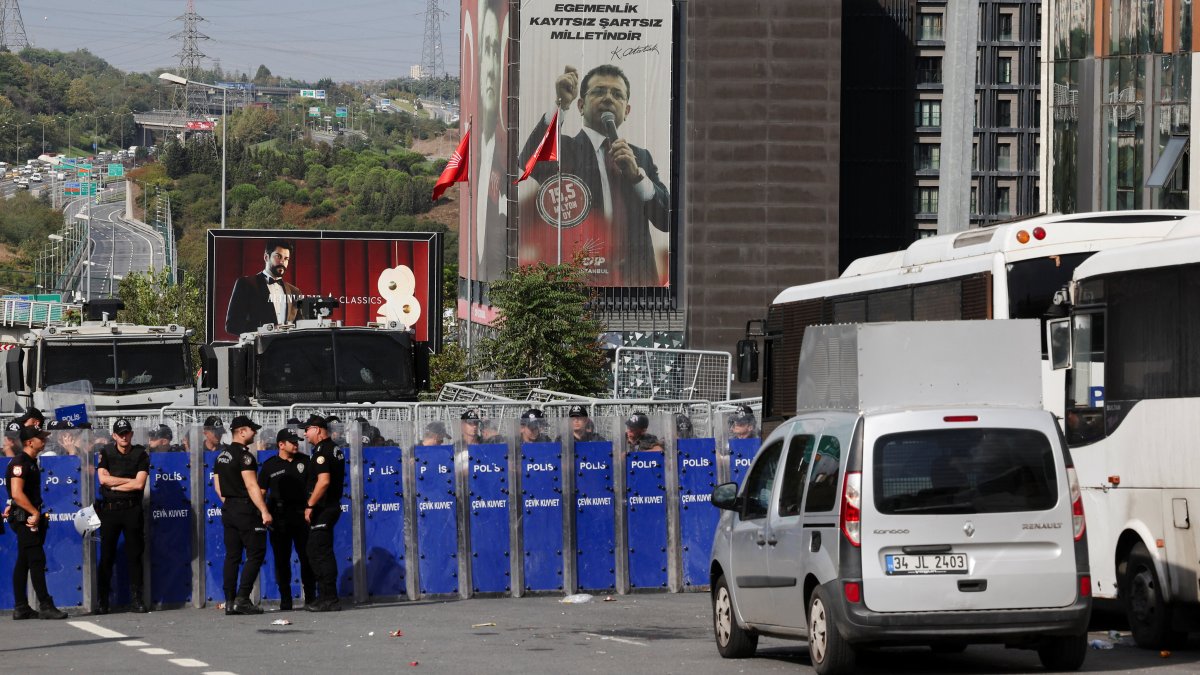 Police members police block the road leading to the Istanbul provincial office of the Republican People&#039;s Party (CHP), Istanbul, Türkiye, Sept. 8, 2025. (Reuters Photo)
