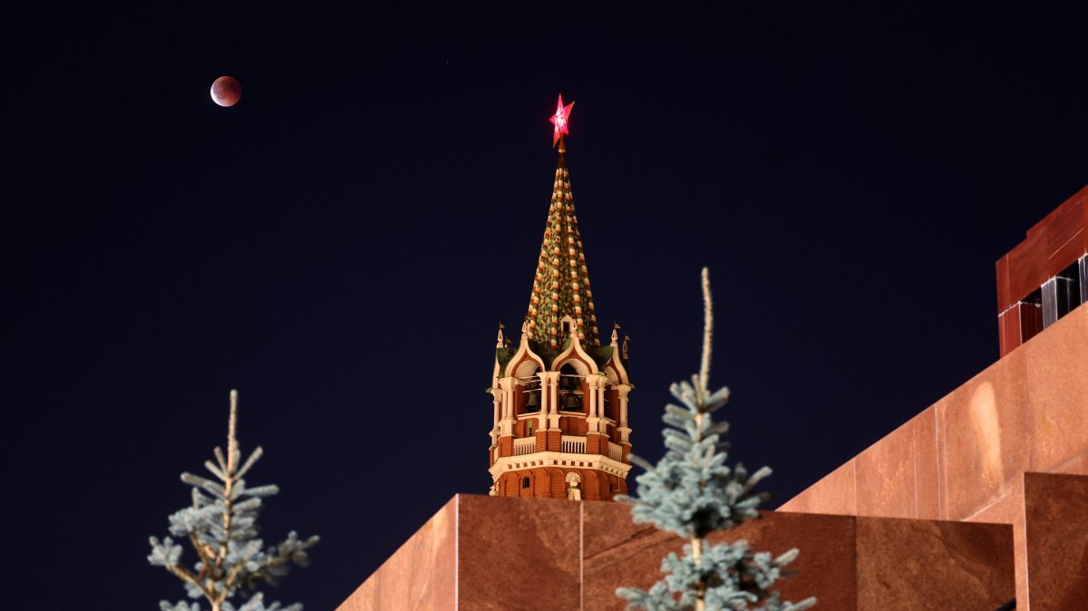 The &quot;Blood Moon&quot; total lunar eclipse rises above the Kremlin in Moscow, Russia, Sept. 7, 2025. (EPA Photo)