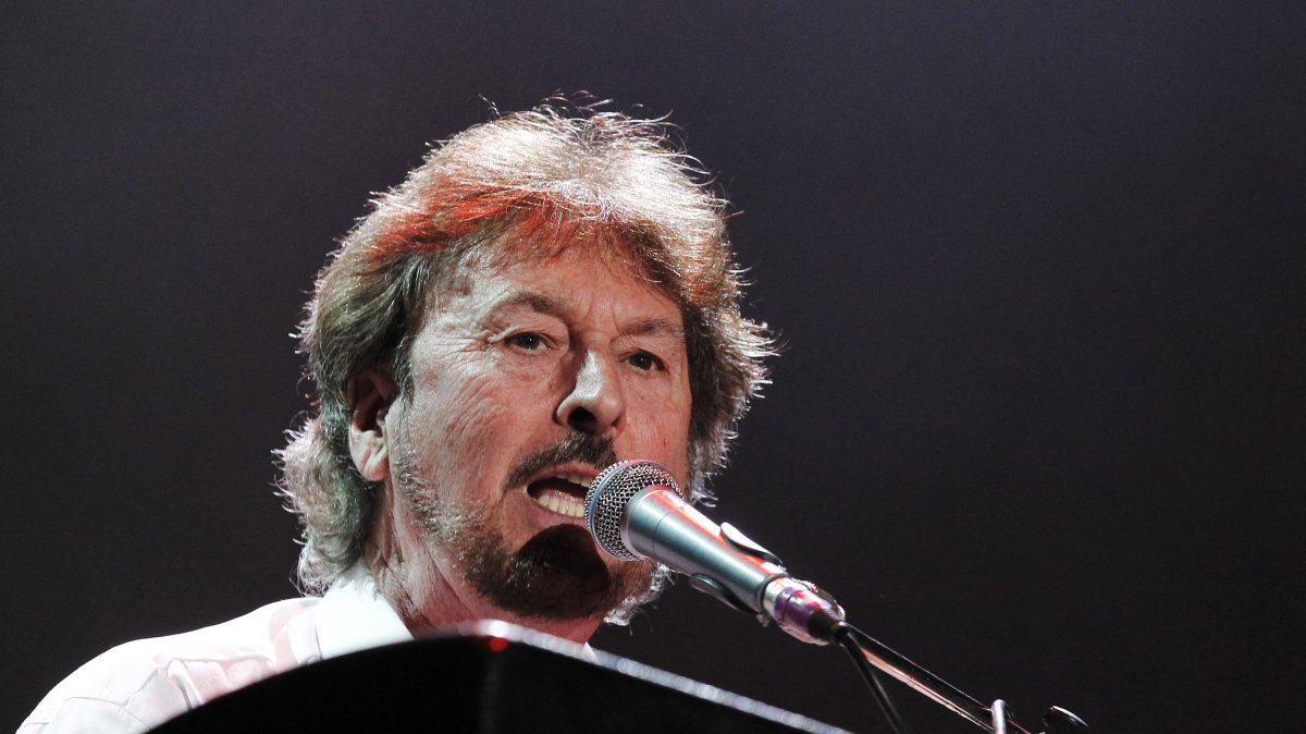 Supertramp rock band&#039;s founder, singer and musician Rick Davies performs on stage during a concert part of the &quot;70-10&quot; tour with several group&#039;s members at the Bercy POPB concert hall in Paris, France, Oct. 18, 2010. (AFP Photo)