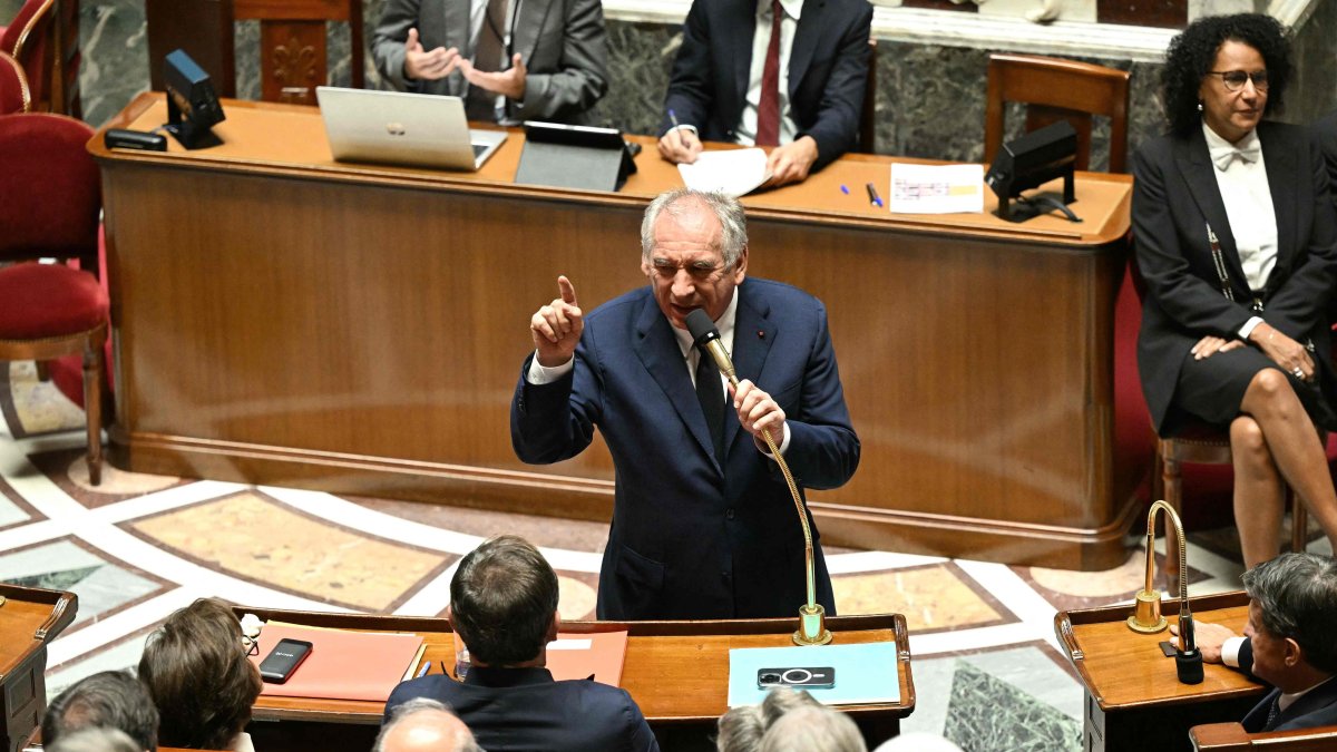 France&#039;s Prime Minister Francois Bayrou delivers a speech prior to a confidence vote over the government&#039;s austerity budget, at the National Assembly in Paris, Sept. 8, 2025. (AFP Photo)