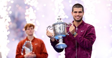 Spain&#039;s Carlos Alcaraz (R) poses with his trophy after defeating Italy&#039;s Jannik Sinner during their Men&#039;s Singles Final match on Day Fifteen of the 2025 US Open at USTA Billie Jean King National Tennis Center, New York City, U.S., Sept. 7, 2025. (AFP Photo)