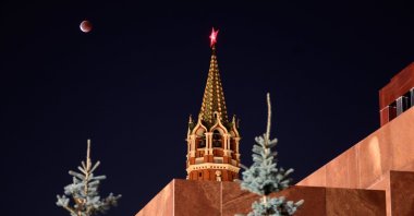 The &quot;Blood Moon&quot; total lunar eclipse rises above the Kremlin in Moscow, Russia, Sept. 7, 2025. (EPA Photo)