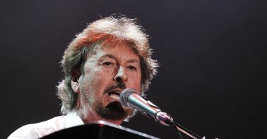 Supertramp rock band&#039;s founder, singer and musician Rick Davies performs on stage during a concert part of the &quot;70-10&quot; tour with several group&#039;s members at the Bercy POPB concert hall in Paris, France, Oct. 18, 2010. (AFP Photo)