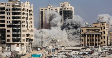  Smoke billows during Israeli bombardment on a building called al-Ruya Tower, near tents sheltering displaced Palestinians in Gaza City&#039;s Rimal area, Sept. 8, 2025. (AFP Photo)