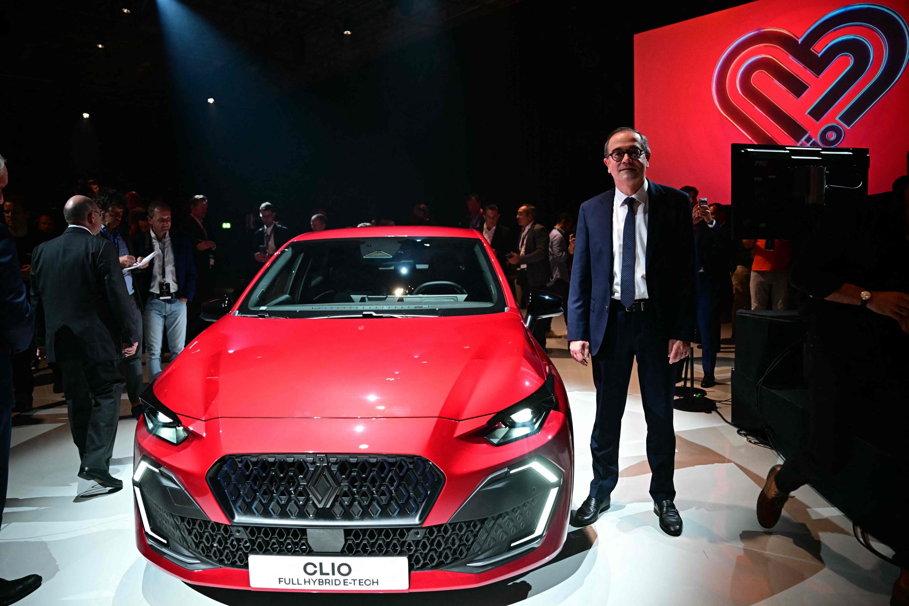 Yeni atanan Fransız otomobil üreticisi Renault Grubu CEO'su Francois Provost (R), International Motor Show (IAA), Münih, Almanya, 8 Eylül 2025'te açıklanan yeni Clio otomobilinin yakınında poz veriyor. (AFP Photo)