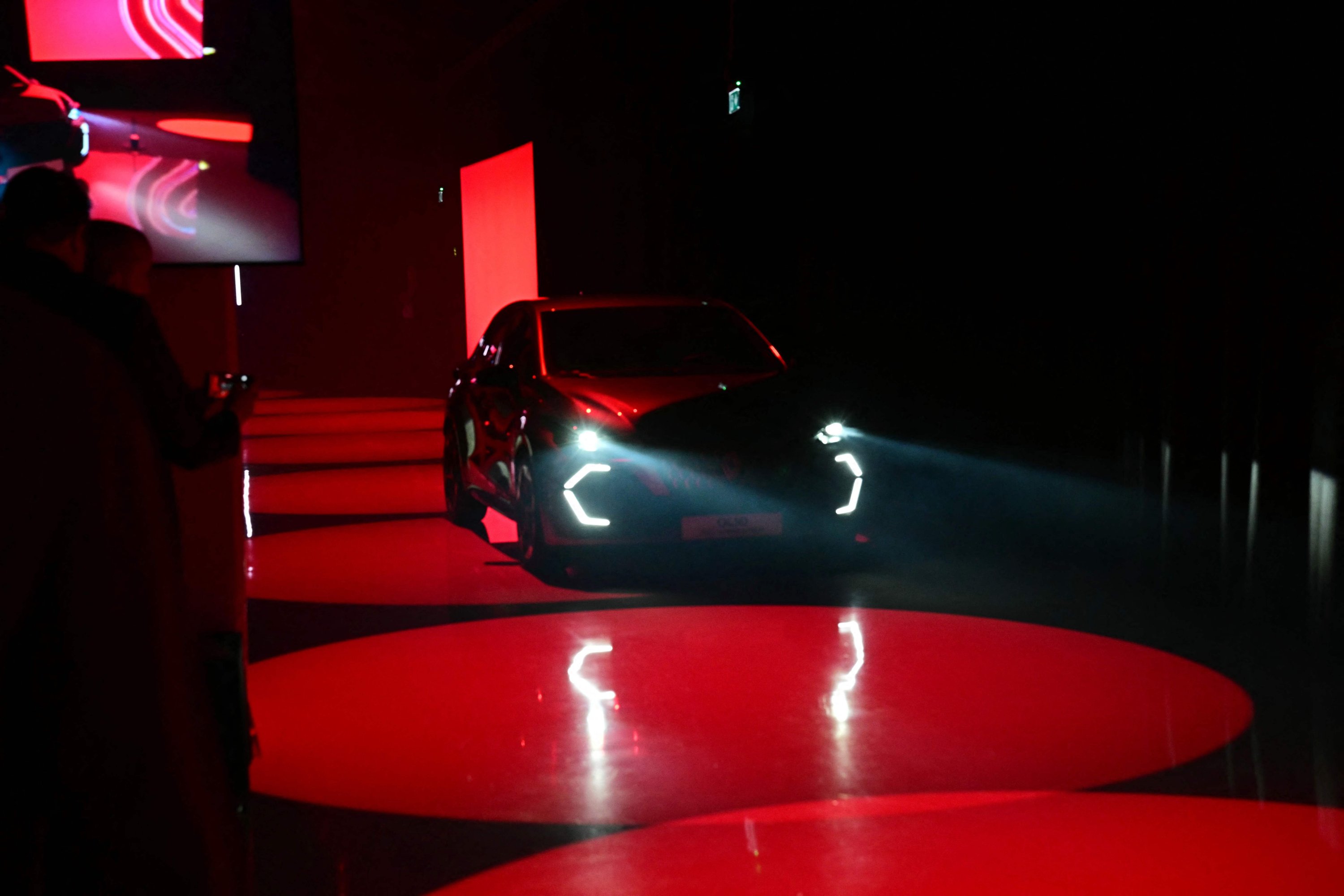 El nuevo auto Clio, con tecnología de tecnología e-TECH de híbrido del fabricante de automóviles francés Renault, emerge de la oscuridad en su presentación en el Salón Internacional del Automóvil (IAA), Munich, Alemania, 8 de septiembre de 2025. (Foto de la AFP)
