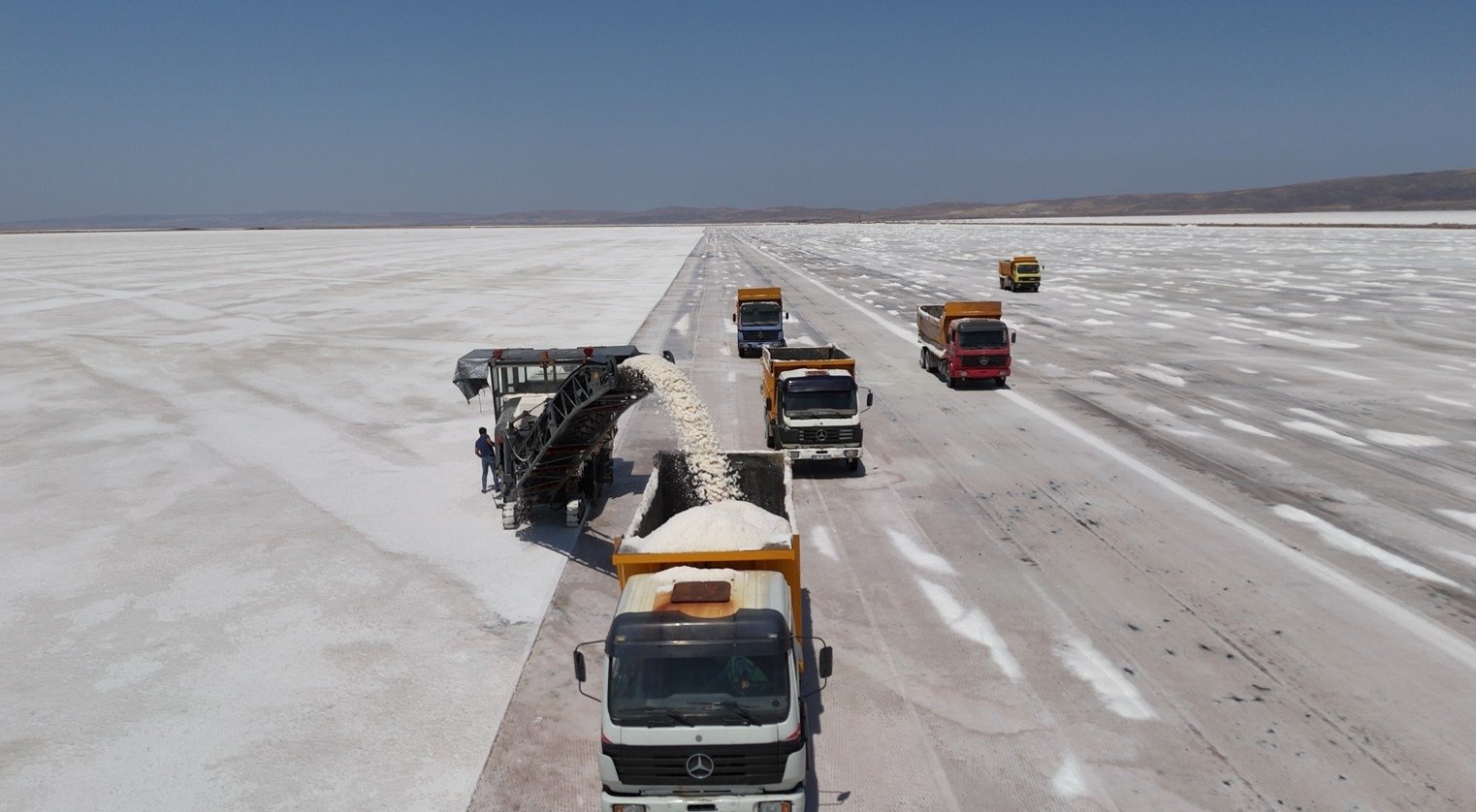Trucks harvest salt from Lake Tuz in central Türkiye, Sept. 9, 2025. (IHA Photo)