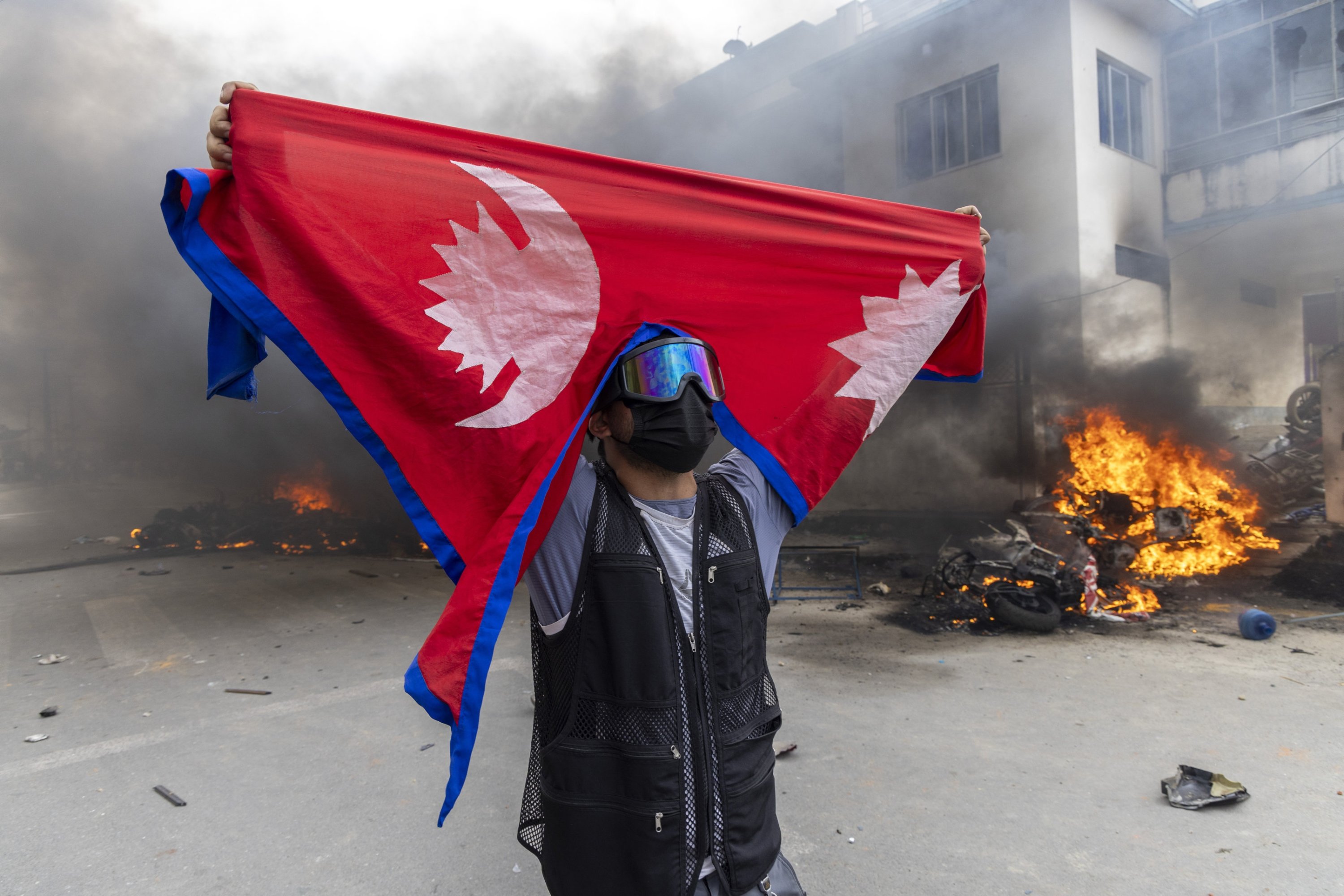 Un manifestante se encuentra frente al Partido Comunista de Nepal-Oficina de Leninista Marxista Unificado (CPN-UML) que se incendió en Katmandú, Nepal, 9 de septiembre de 2025. (Foto de la EPA)
