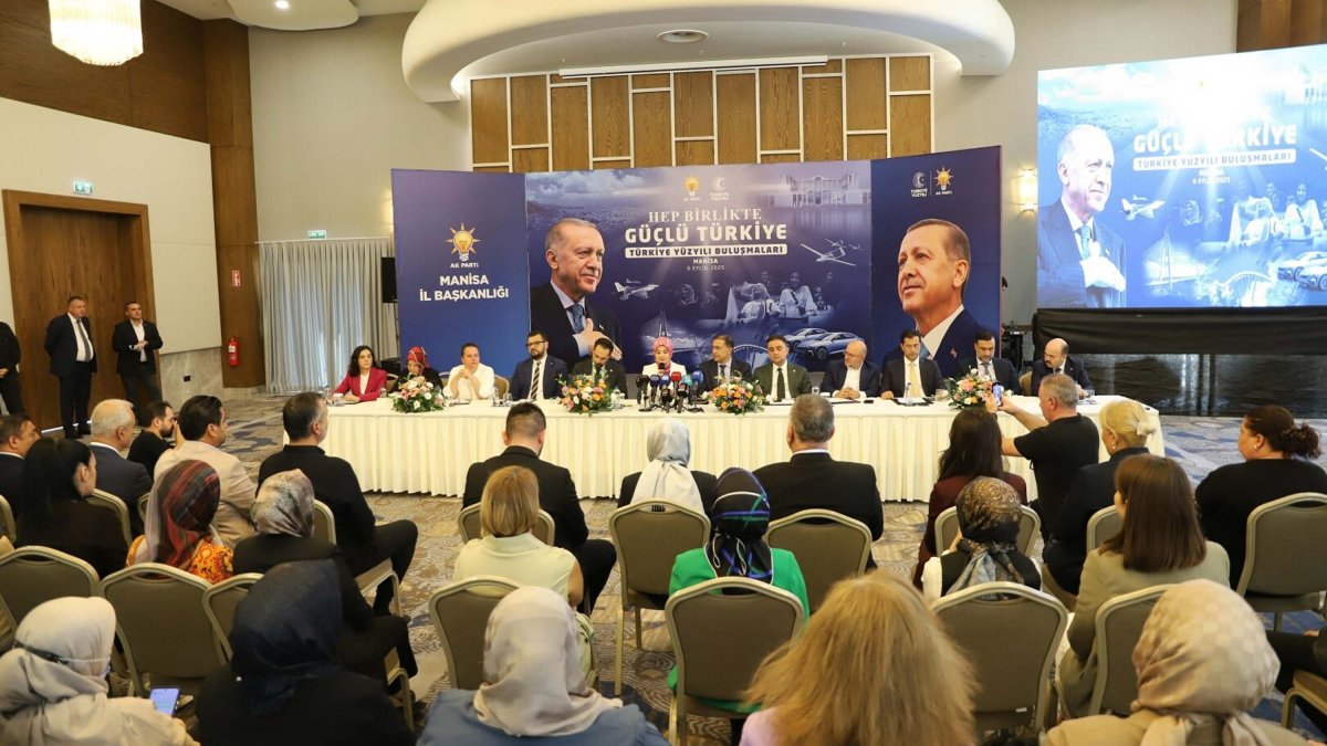 Family and Social Services Minister Mahinur Özdemir Göktaş speaks at a Century of Türkiye meeting in Manisa, western Türkiye, Sept. 6, 2025. (DHA Photo)