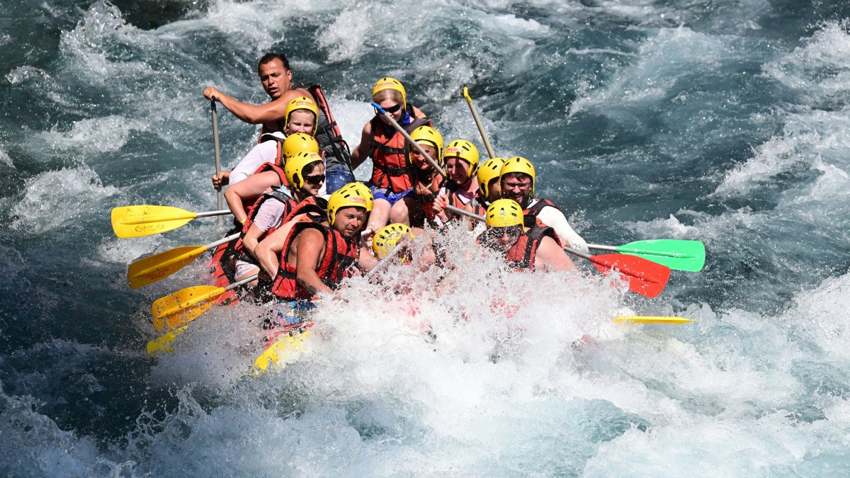 Rafting guides navigate the Köprüçay River in Beşkonak, Manavgat, Antalya, southern Türkiye, Sept. 8, 2025. (AA Photo)