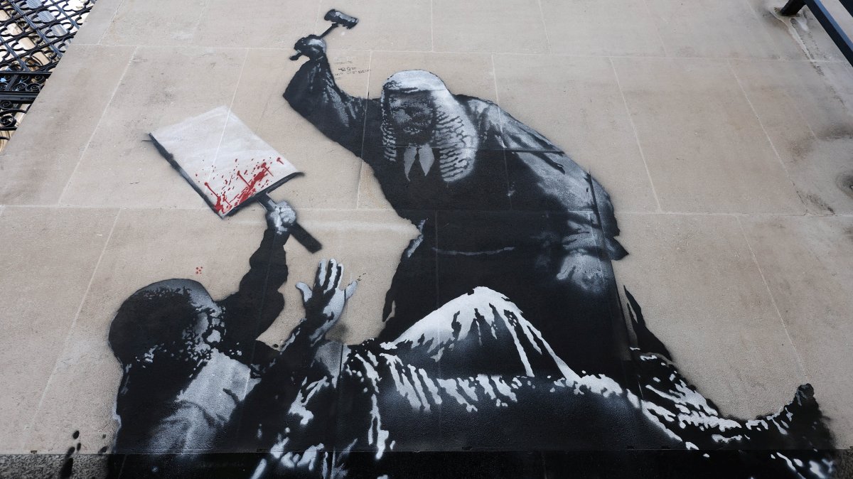 A new mural by anonymous artist Banksy on the Royal Courts of Justice in London, U.K., Sept. 9, 2025. (Reuters Photo)