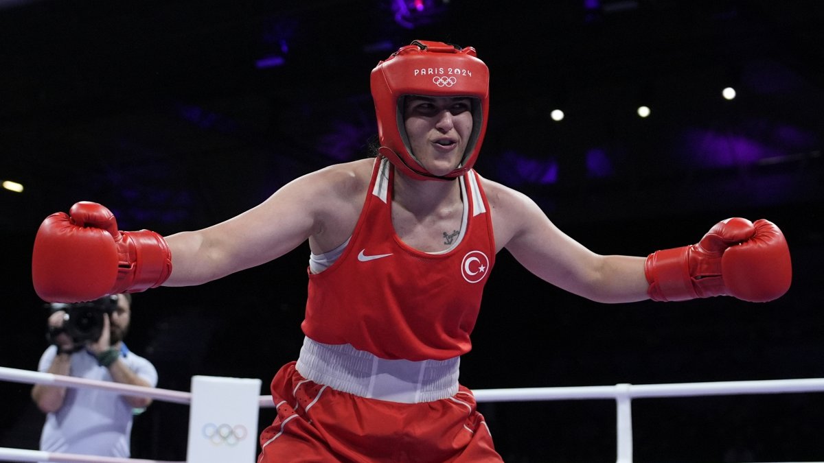 Turkey&#039;s Busenaz Sürmeneli fights Poland&#039;s Aneta Rygielska in their women&#039;s 66 kg. preliminary boxing match at the 2024 Summer Olympics, Paris, France, Aug. 1, 2024. (AP Photo)