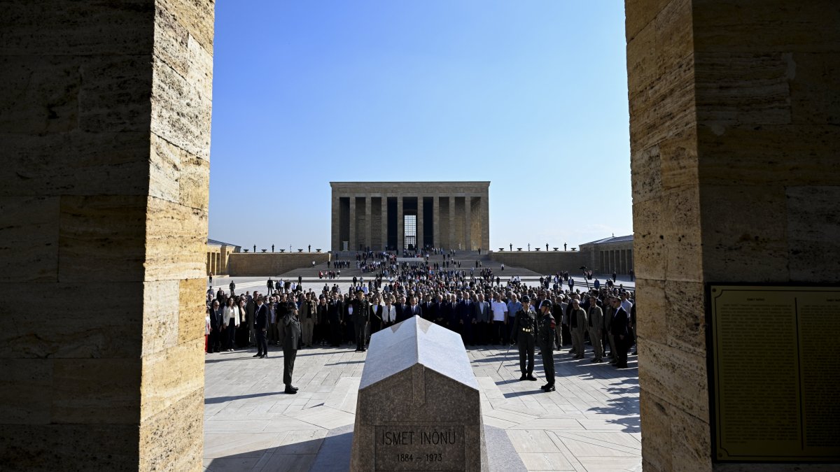 CHP Chair Özgür Özel pays tribute to former party Chair Ismet Inönü at his grave, against the backdrop of Anıtkabir, the mausoleum of CHP founder Mustafa Kemal Atatürk, Ankara, Türkiye, Sept. 9, 2025. (AA Photo)