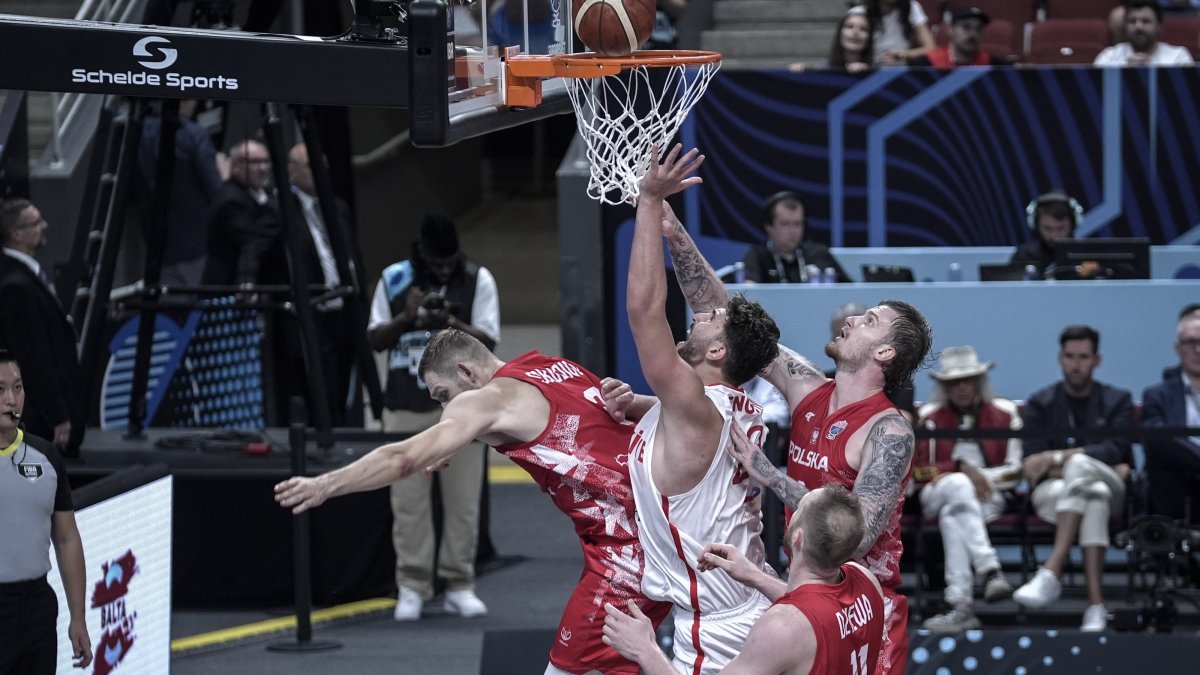 Türkiye’s Alperen Şengün (L2) battles for the ball with Poland’s Aleksander Balcerowski during the EuroBasket 2025 quarterfinal at Arena Riga, Riga, Latvia, Sept. 9, 2025. (AA Photo)