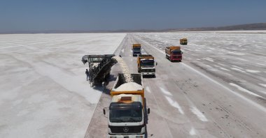 Trucks harvest salt from Lake Tuz in central Türkiye, Sept. 9, 2025. (IHA Photo)