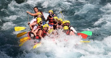 Rafting guides navigate the Köprüçay River in Beşkonak, Manavgat, Antalya, southern Türkiye, Sept. 8, 2025. (AA Photo)