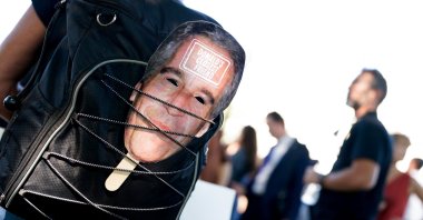 A person has a cutout mask of late financier Jeffrey Epstein attached to their backpack during a press conference to discuss the Epstein Files Transparency bill, in Washington, D.C., U.S., Sept. 3, 2025. (Reuters Photo)