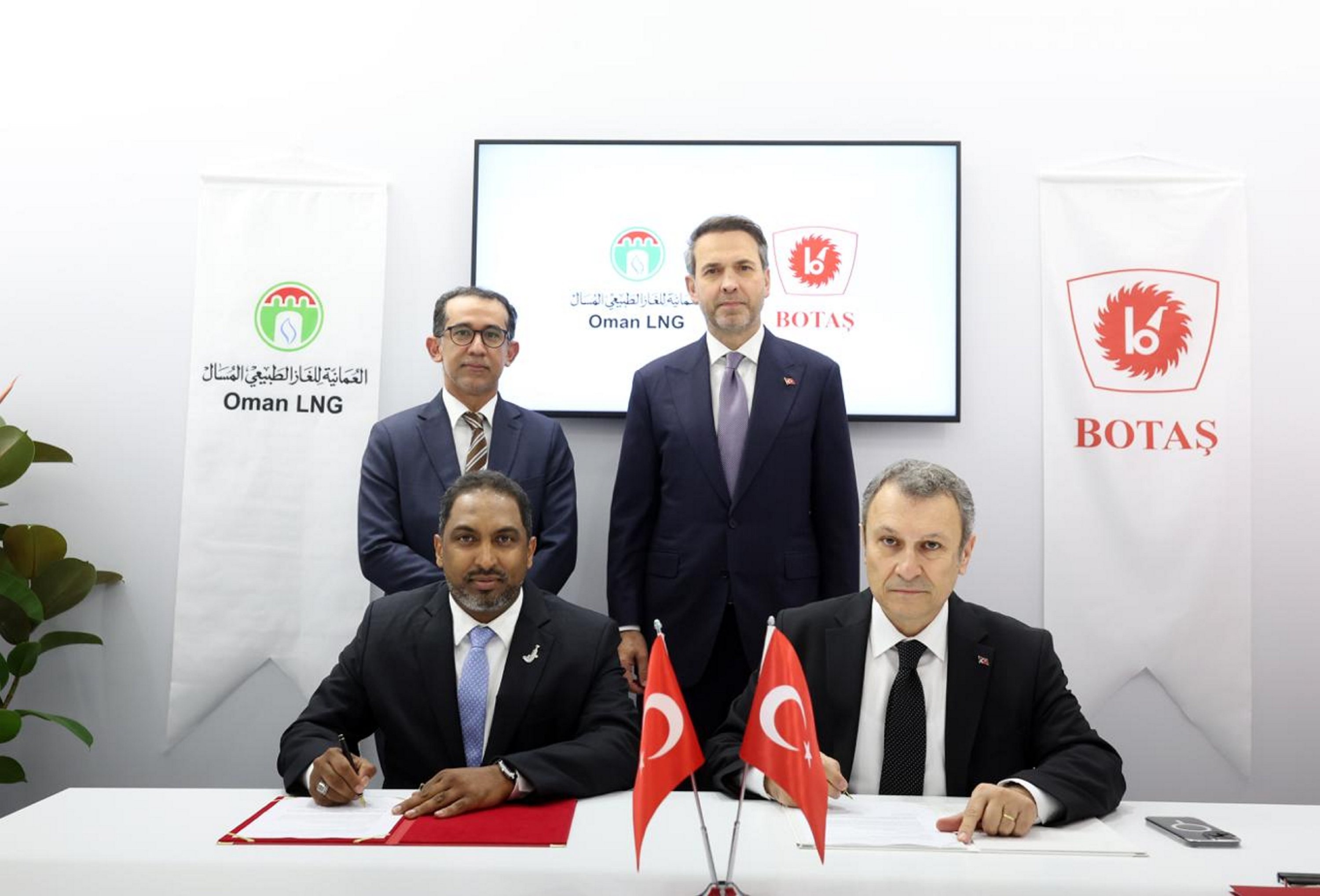 El ministro de Energía y Recursos Naturales, Alparslan Bayraktar (Top R), asiste a la firma del acuerdo de cooperación de GNL entre Botaş y Omán, Milán, Italia, 9 de septiembre de 2025. (Foto de AA)