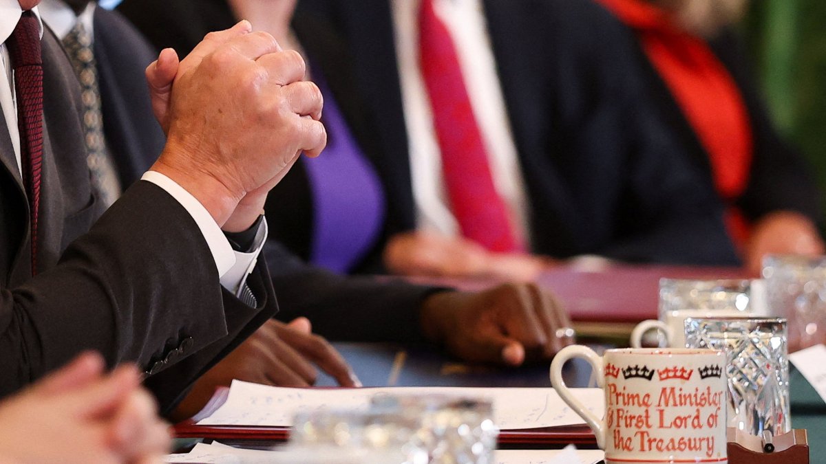 The mug of Britain&#039;s Prime Minister Keir Starmer (L) is pictured as he chairs a Cabinet meeting inside 10 Downing Street, London, U.K., Sept. 9, 2025. (AFP Photo)