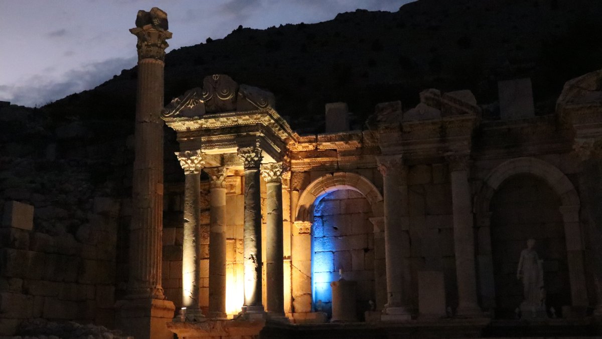 In the ancient city of Sagalassos, visitors will have the chance to explore the archaeological site at night, Burdur, southern Türkiye, Sept. 5, 2025. (AA Photo)