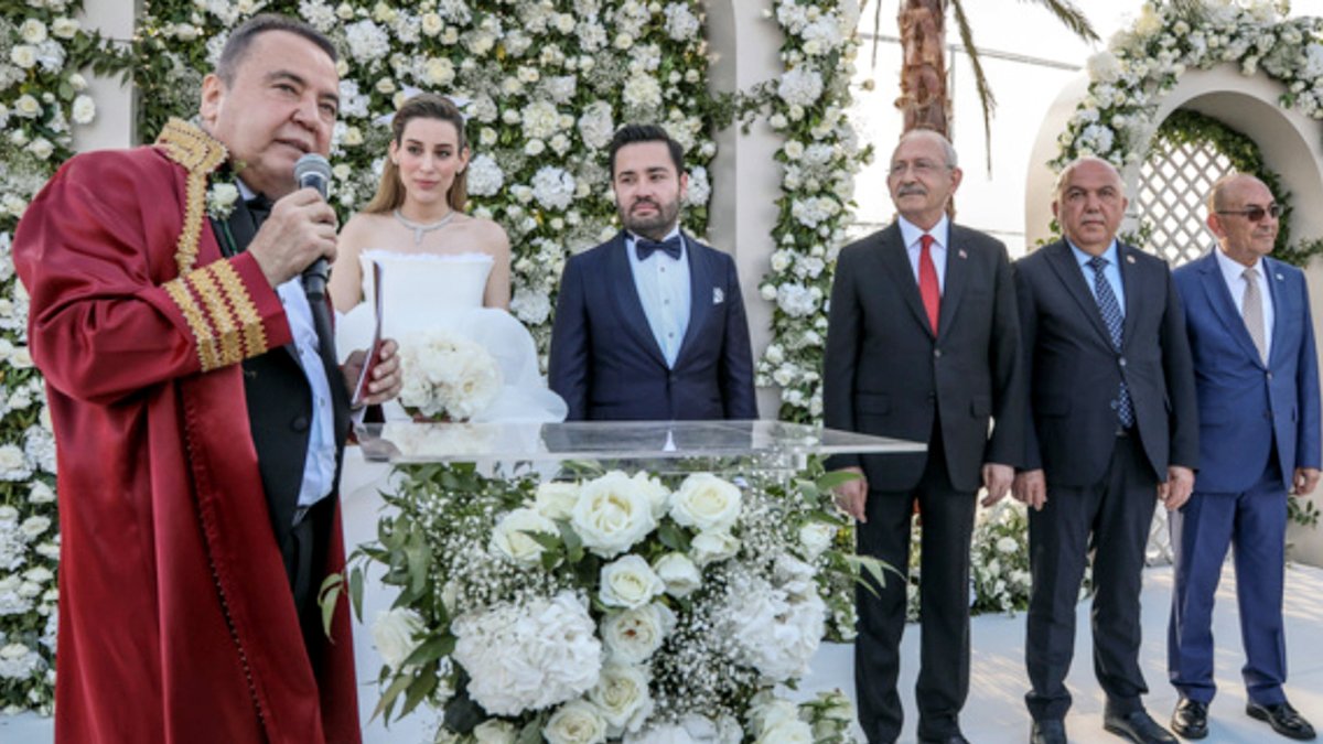 Antalya Mayor Muhittin Böcek (L) officiates the marriage of his son Gökhan (3rd L) and Zeynep Kerimoğlu (2nd L), Antalya, southern Türkiye, May 20, 2022. (DHA Photo)