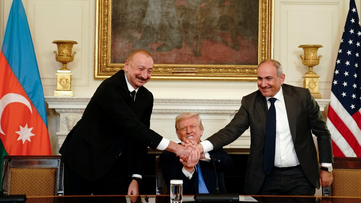 Azerbaijan&#039;s President Ilham Aliyev (L), U.S. President Donald Trump (C) and Armenia&#039;s Prime Minister Nikol Pashinyan join hands during a signing ceremony in the White House, Washington, U.S., Aug. 8, 2025. (EPA Photo)