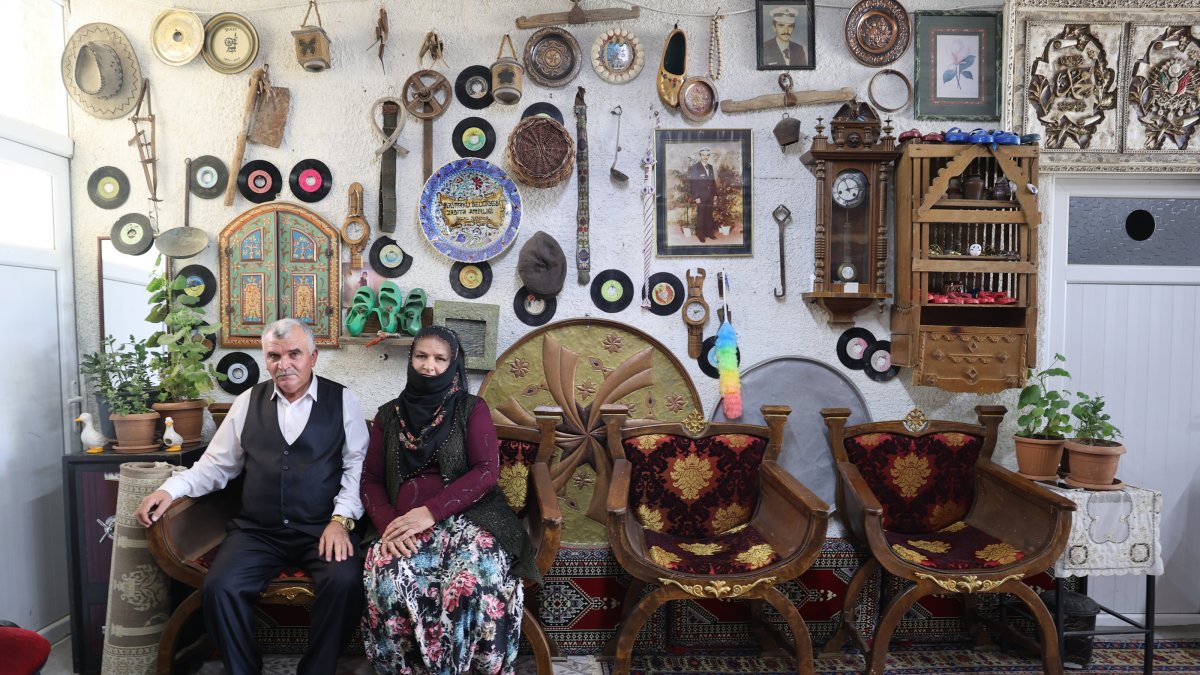 Turkish retiree preserves memories with 1,000 antiques at home