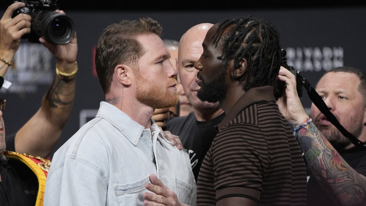 Canelo Alvarez (L) and Terence Crawford face off during a news conference for their upcoming boxing match, Las Vegas, U.S., June 27, 2025. (AP Photo)