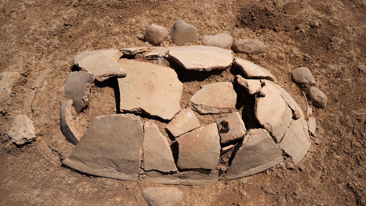 Ancient graves unearthed by members of the Dohuk Antiquities Department on the banks of Mosul Dam on an archaeological site in the Khanke, Dohuk, Iraq, Aug. 30, 2025. (AFP Photo)