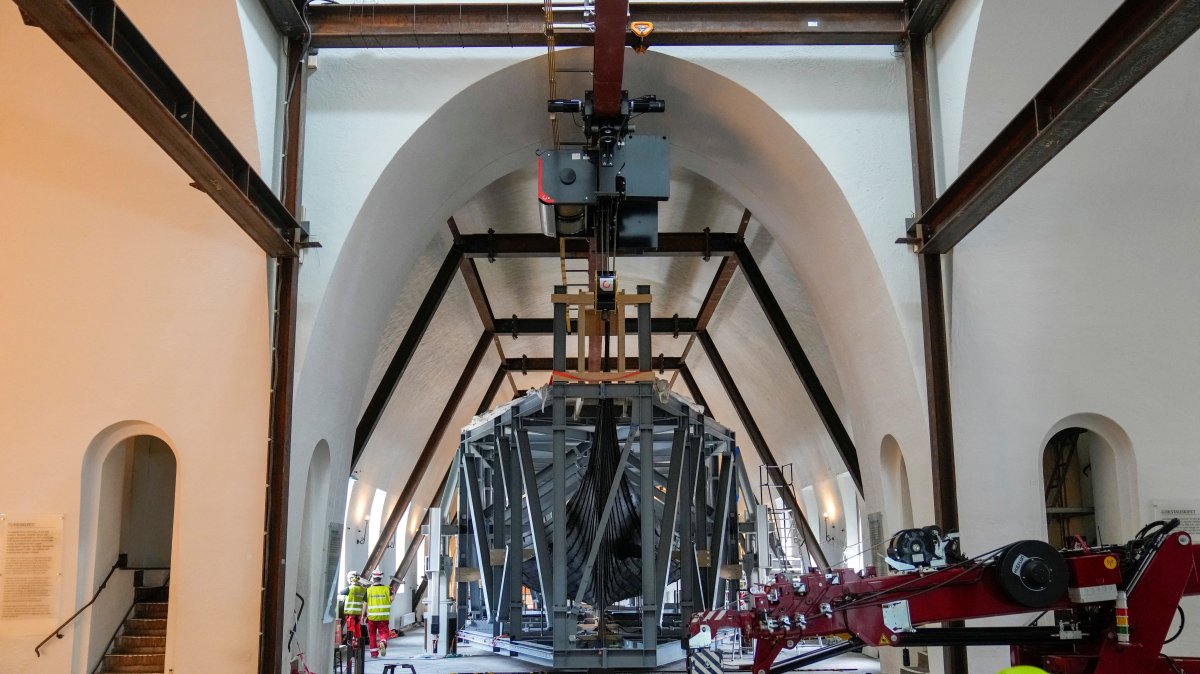The Oseberg ship, currently housed in the Viking Ship Museum, is placed in a specially built steel frame, ahead of its relocation to the new Viking Age Museum, Oslo, Norway, Sept. 1, 2025. (Reuters Photo)