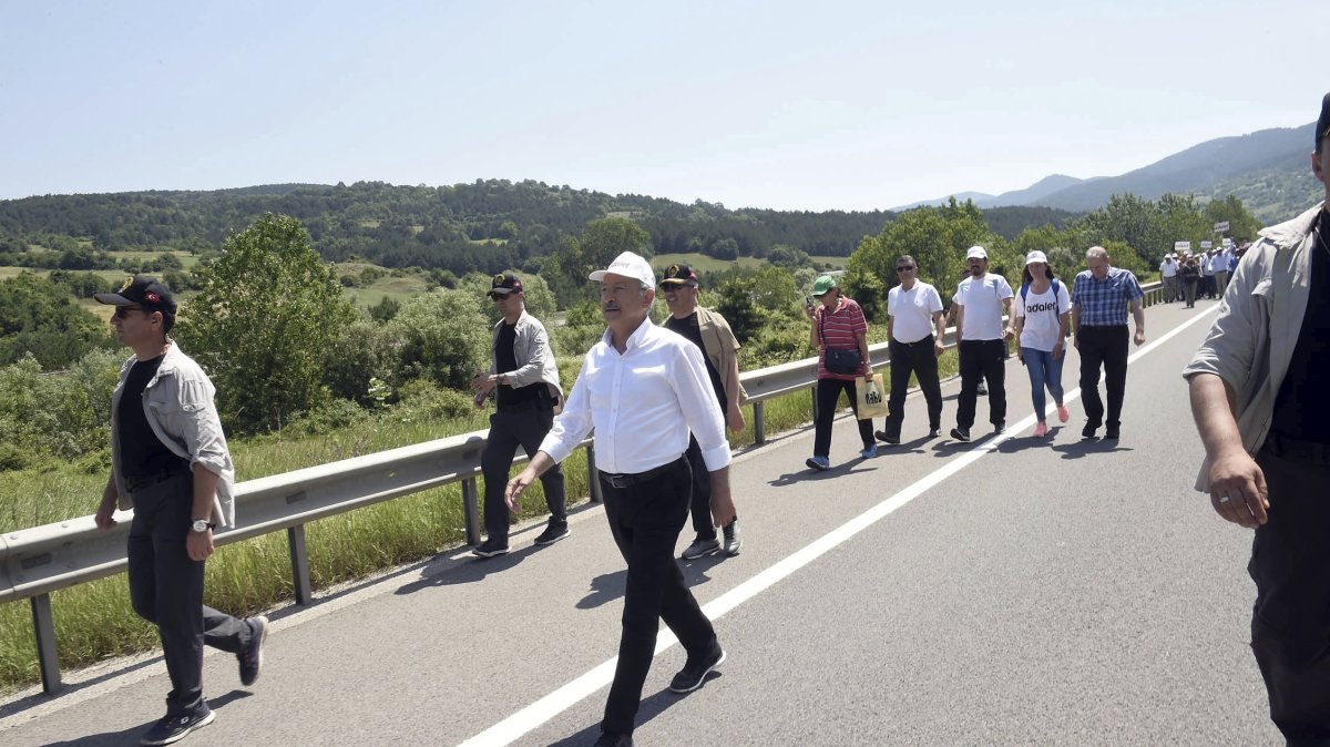 Kemal Kılıçdaroğlu (C) walks with supporters for a protest march in Bolu, northern Türkiye, June 24, 2017. (AP Photo) 