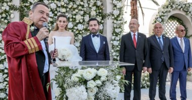 Antalya Mayor Muhittin Böcek (L) officiates the marriage of his son Gökhan (3rd L) and Zeynep Kerimoğlu (2nd L), Antalya, southern Türkiye, May 20, 2022. (DHA Photo)