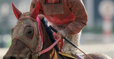 Jockey Yutaka Take and Haru-urara leaving the race after suffering their 106th consecutive loss at Kochi Racecourse, Kochi City, Kochi Prefecture, Japan, March 22, 2004. (AFP Photo)