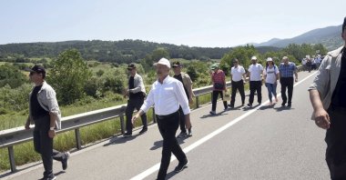 Kemal Kılıçdaroğlu (C) walks with supporters for a protest march in Bolu, northern Türkiye, June 24, 2017. (AP Photo) 
